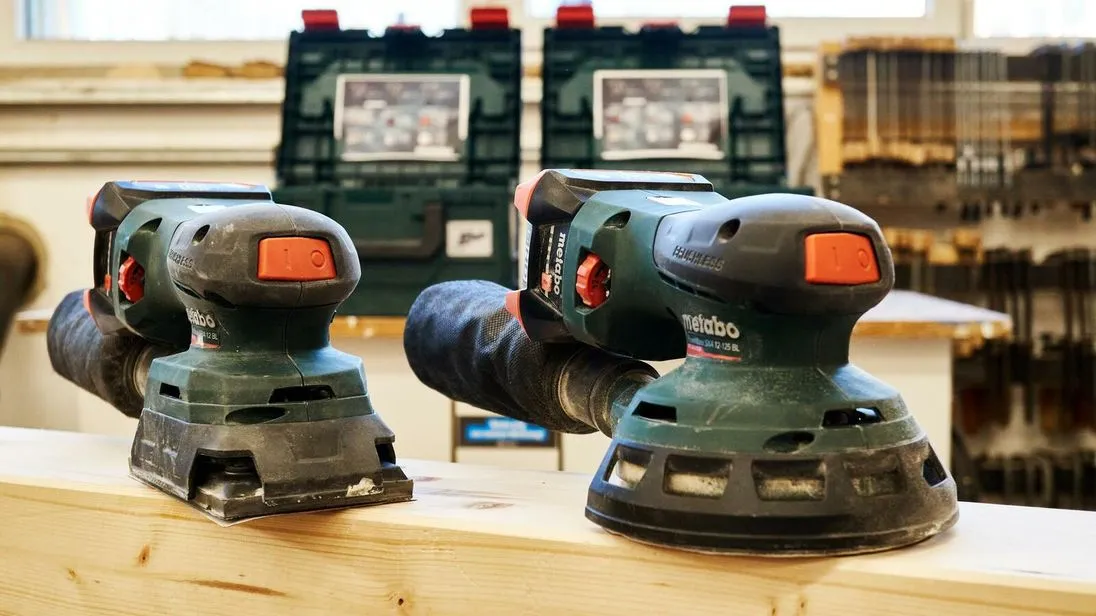 Klein, leicht, akkubetrieben: der Exzenterschleifer Powermaxx SXA 12-125 BL und der Akku-Sander Powermaxx SRA 12 BL aus der neuen Schleifer-Serie von Metabo.